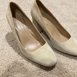 Banana republic / nude suede block heel pumps / size 7.5